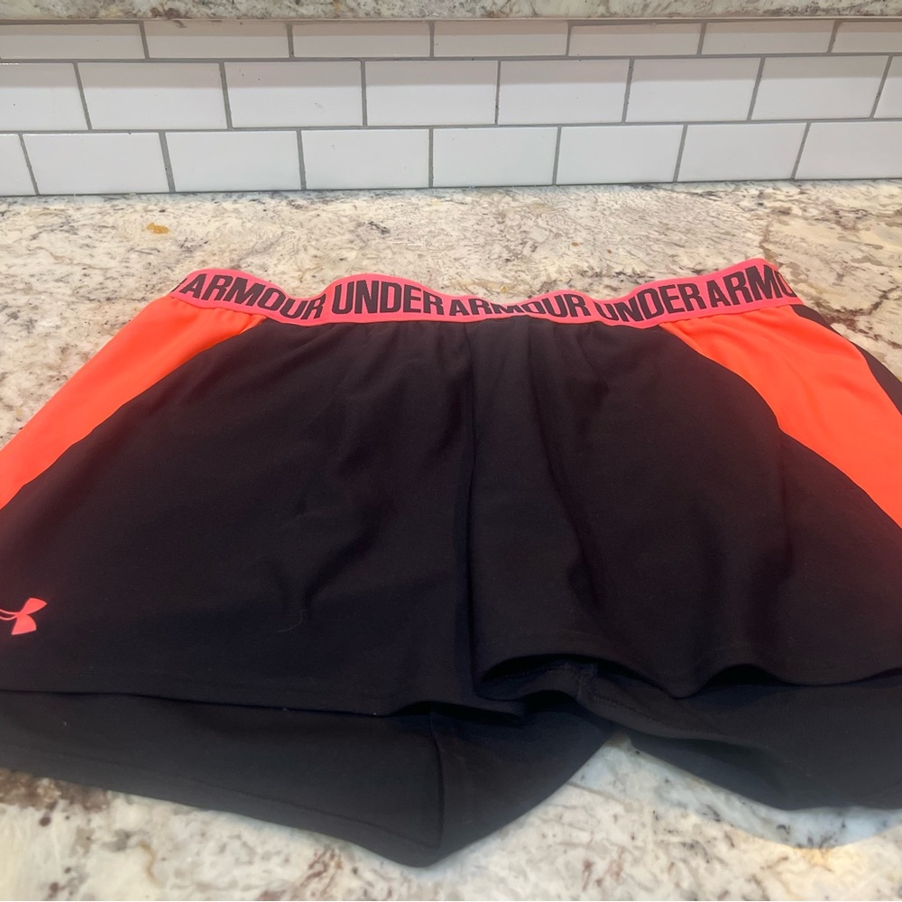 Under Armour Women's Black and Orange Shorts size XL